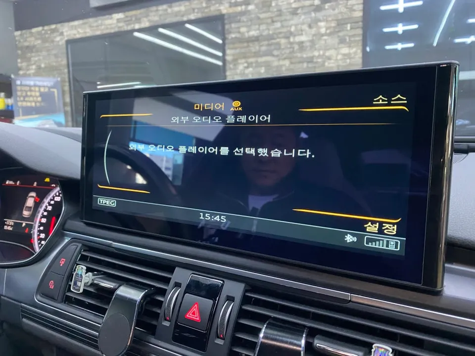 Audi A6のAndroid Auto・CarPlay取付事例 施工写真 1-2