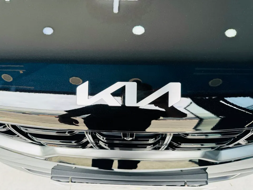 Kia Sorentoのカーラッピング事例 施工写真 1-2