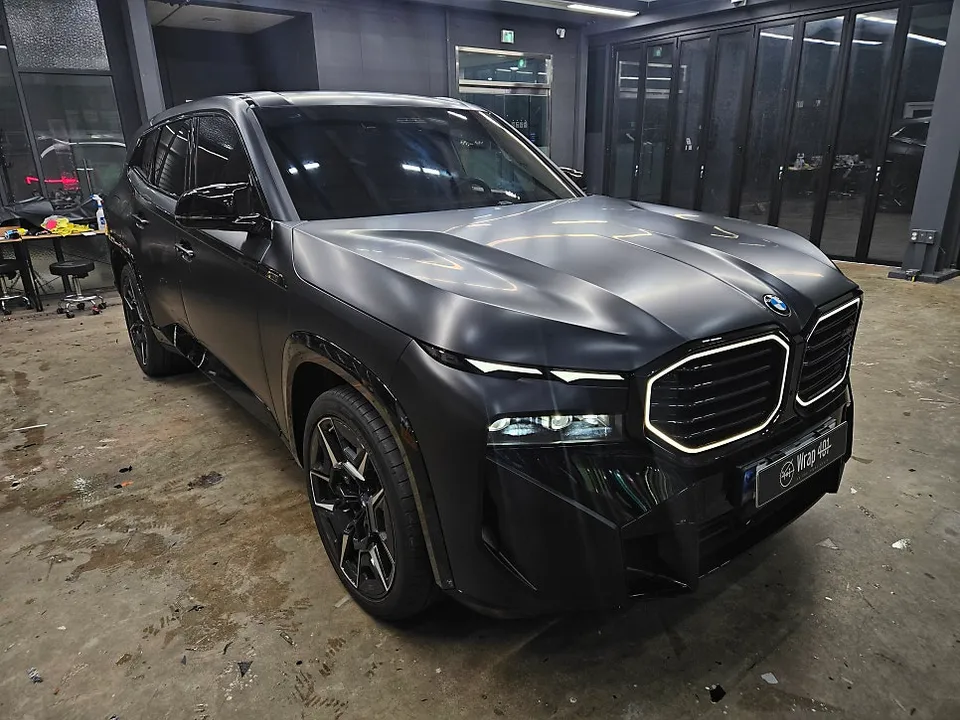 BMW XMの無光沢ブラックPPF施工事例|存在感アップ 施工写真 2-2