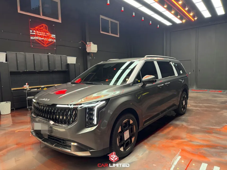 Kia Carnivalのカーラッピング事例 施工写真 1-2