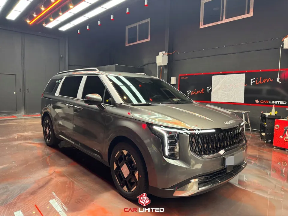 Kia Carnivalのカーラッピング事例 施工写真 2-2