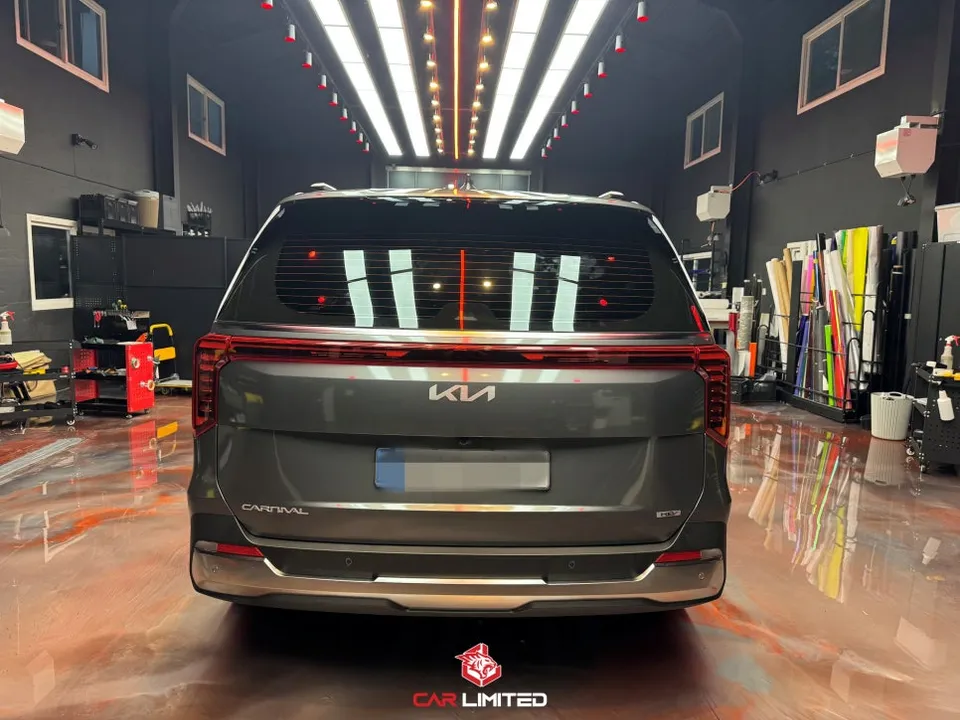 Kia Carnivalのカーラッピング事例 施工写真 3-2