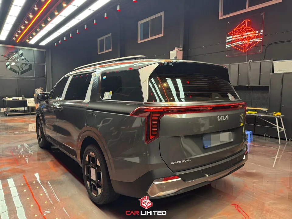 Kia Carnivalのカーラッピング事例 施工写真 4-2