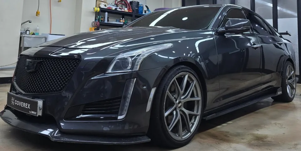 Cadillac CTSのカーラッピング事例｜スターライトグレーブルー 施工写真 3-1
