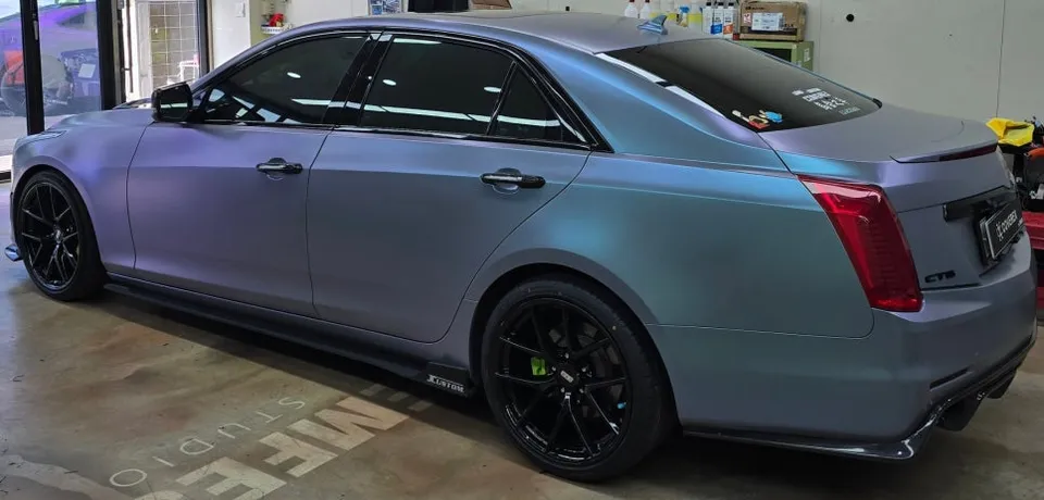 Cadillac CTSのカーラッピング事例｜スターライトグレーブルー 施工写真 3-2