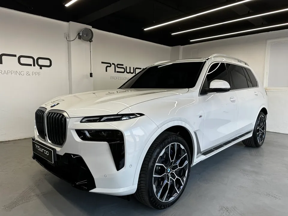 BMW X7のカーラッピング事例｜クロームパーツのブラック化 施工写真 2-1