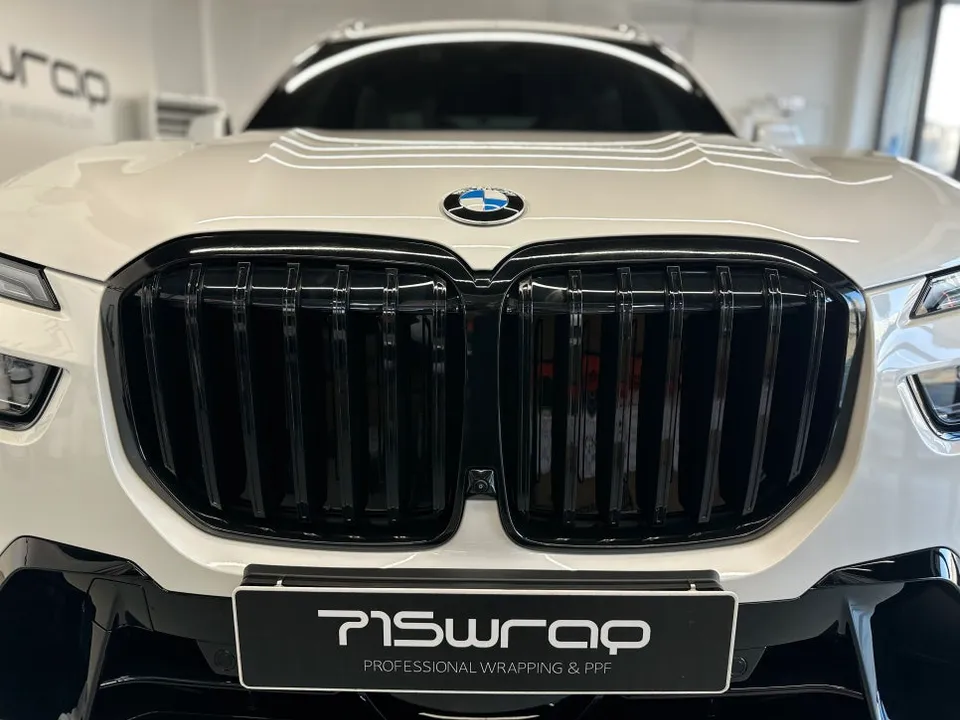 BMW X7のカーラッピング事例｜クロームパーツのブラック化 施工写真 2-2