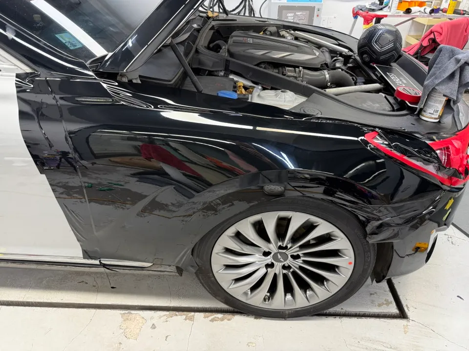 Genesis EQ900 vinyl wrap - Genesis EQ900 Vinyl Wrap Review: High-Gloss Black Perfection photo 6