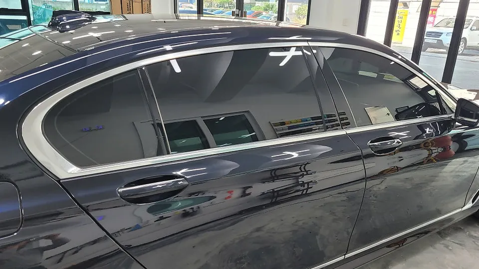 BMW 7 Seriesのカーラッピング事例｜クロームパーツの印象変更 施工写真 1-2