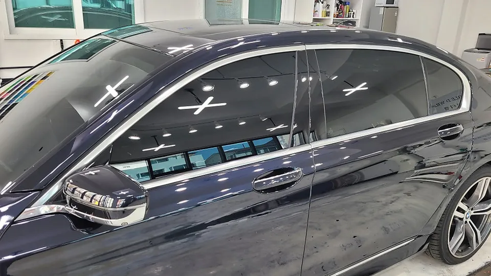 BMW 7 Seriesのカーラッピング事例｜クロームパーツの印象変更 施工写真 2-2