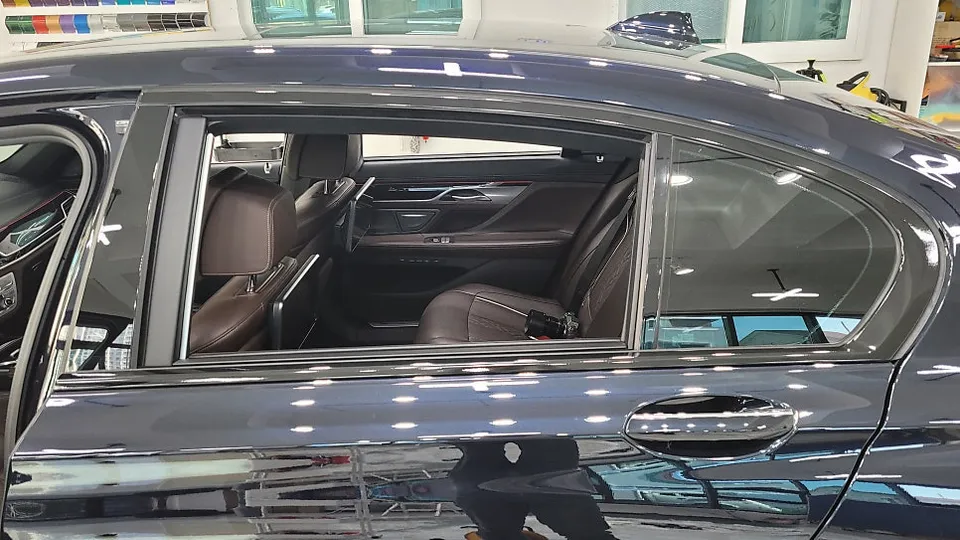 BMW 7 Seriesのカーラッピング事例｜クロームパーツの印象変更 施工写真 2-3