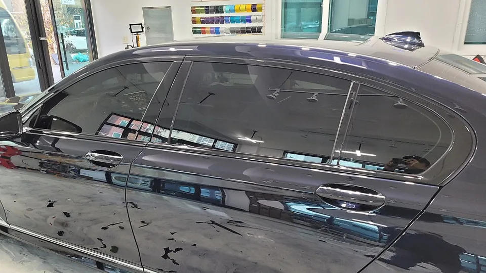 BMW 7 Seriesのカーラッピング事例｜クロームパーツの印象変更 施工写真 3-3