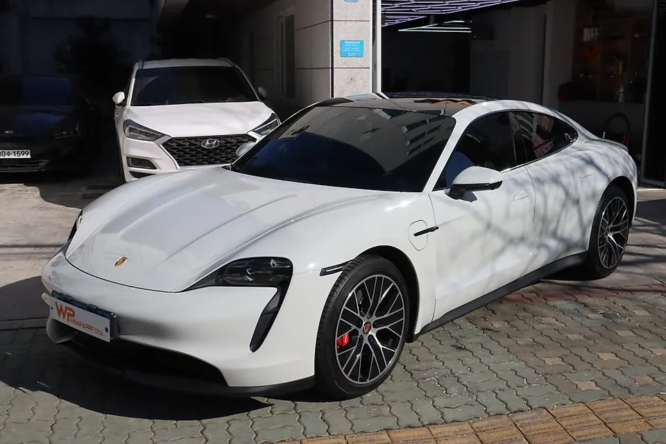 Porsche Taycan vinyl wrap - Porsche Taycan Vinyl Wrap Review: Light Crayon Agate Gray photo 4