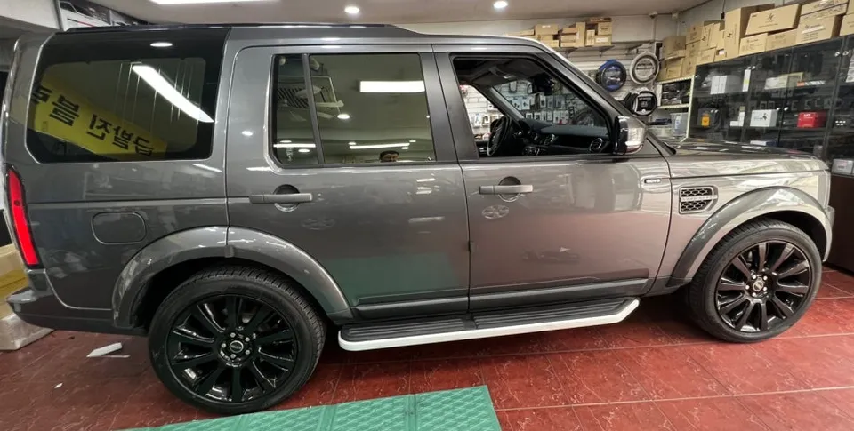 Land Rover Discovery 4のカーラッピング事例|ブラックエディション風カスタム 施工写真 2-1