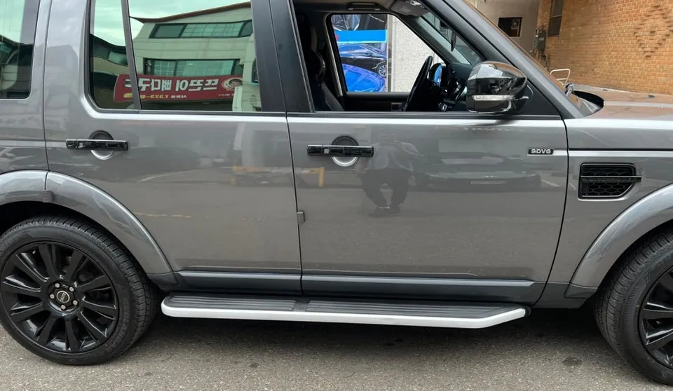 Land Rover Discovery 4のカーラッピング事例|ブラックエディション風カスタム 施工写真 3-2