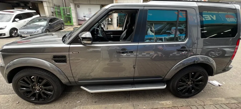 Land Rover Discovery 4のカーラッピング事例|ブラックエディション風カスタム 施工写真 2-3