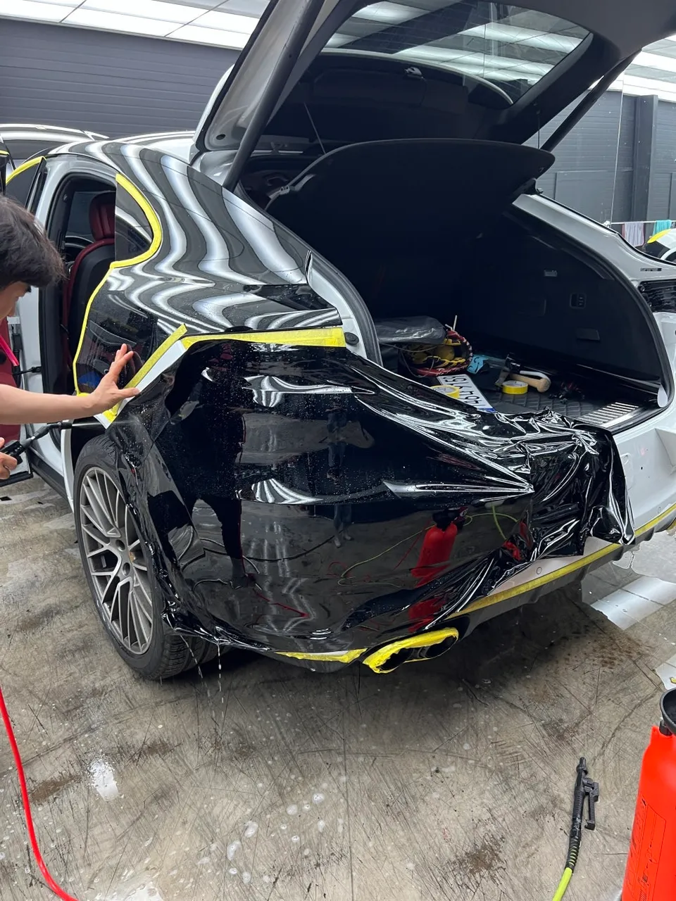 Porsche CayenneのPPF施工事例 施工写真 4-1