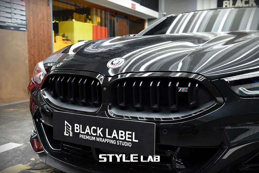 BMW 8 Seriesのカーラッピング事例｜クローム除去で激変 施工写真 2-1