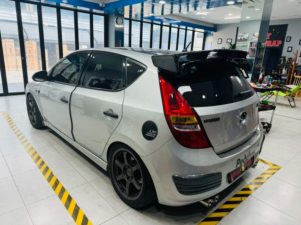 Hyundai i30のカーラッピング事例|部分施工で個性をプラス 施工写真 4-1