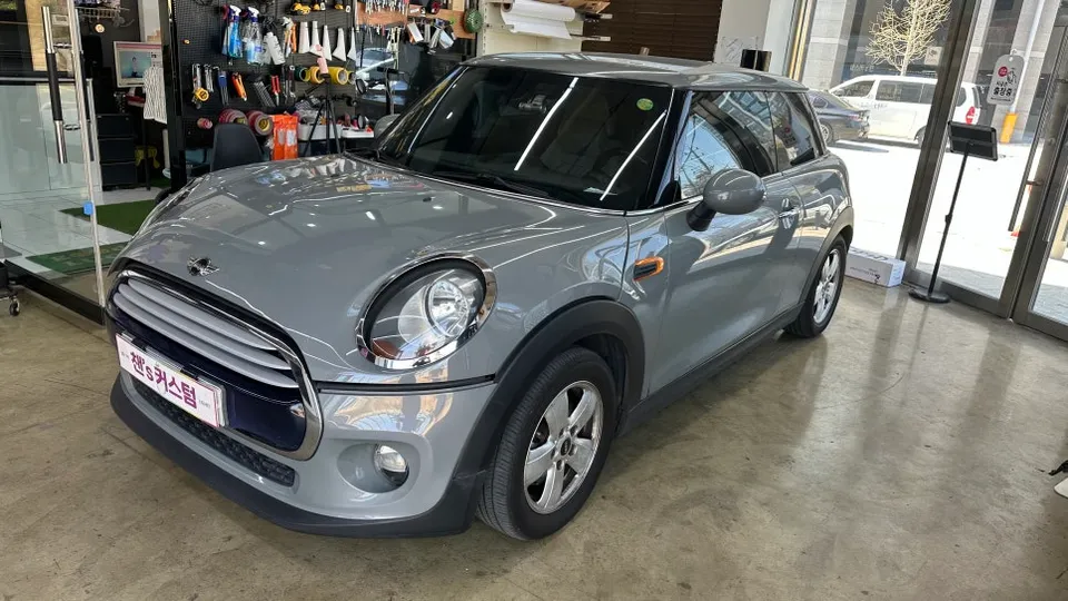 MINI vinyl wrap - MINI Cooper Vinyl Wrap Review: Chrome Delete with Black Gloss photo 3