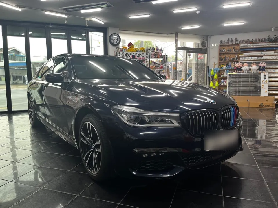 BMW 7 Seriesのカーラッピング事例｜高級感あふれる仕上がり 写真