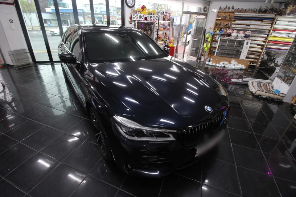 BMW 7 Seriesのカーラッピング事例|高級感あふれる仕上がり 施工写真 1-1