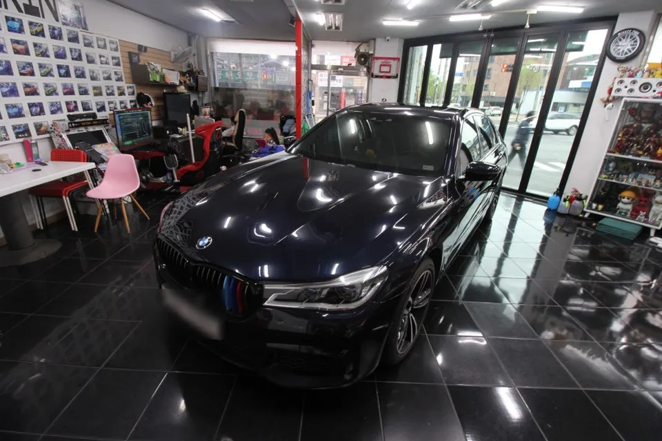 BMW 7 Seriesのカーラッピング事例|高級感あふれる仕上がり 施工写真 2-1