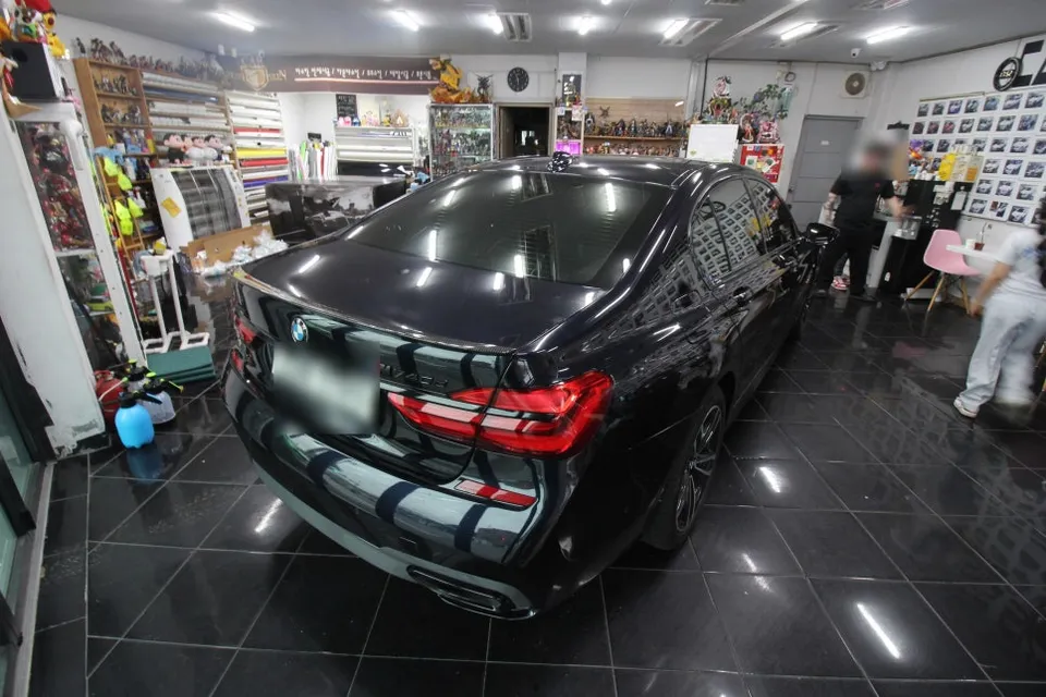 BMW 7 Seriesのカーラッピング事例|高級感あふれる仕上がり 施工写真 3-1