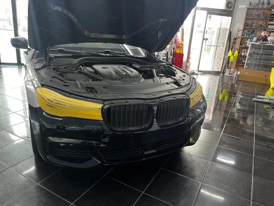 BMW 7 Seriesのカーラッピング事例|高級感あふれる仕上がり 施工写真 2-3