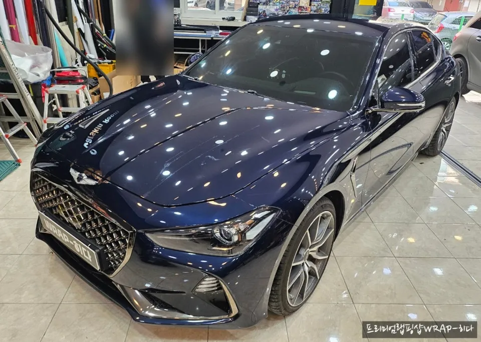 Genesis G70のカーラッピング事例|サテンブラックとクローム除去 施工写真 3-1