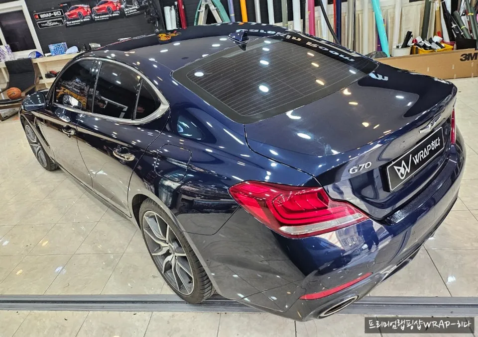 Genesis G70のカーラッピング事例|サテンブラックとクローム除去 施工写真 1-2