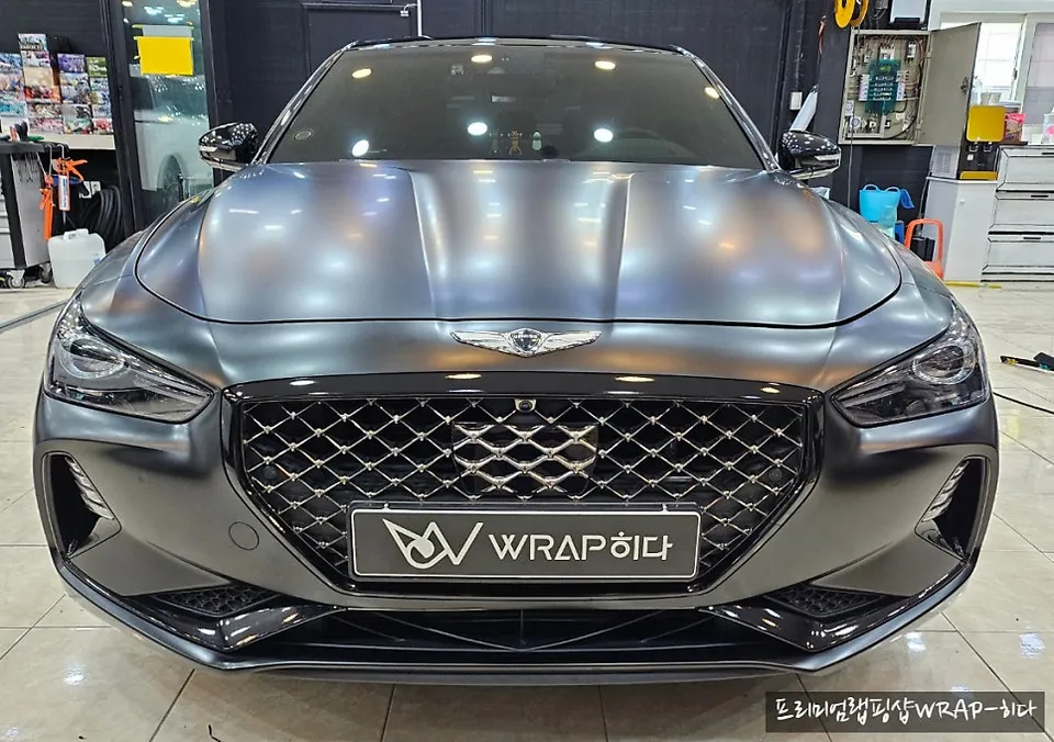Genesis G70のカーラッピング事例|サテンブラックとクローム除去 施工写真 2-3