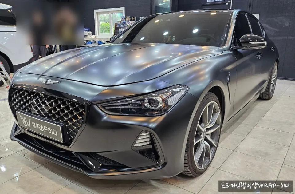 Genesis G70のカーラッピング事例|サテンブラックとクローム除去 施工写真 3-3