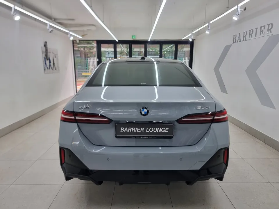 BMW 5 Series vinyl wrap - BMW 5 Series Vinyl Wrap Review: Satin Black Transformation photo 4