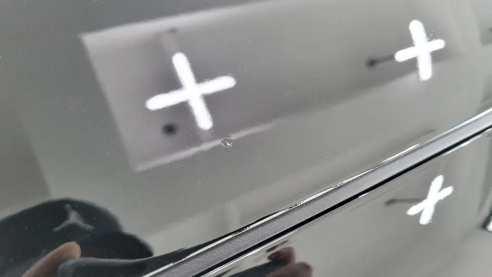 Genesis G80のカーラッピング事例｜サテンホワイトの部分施工 施工写真 2-1