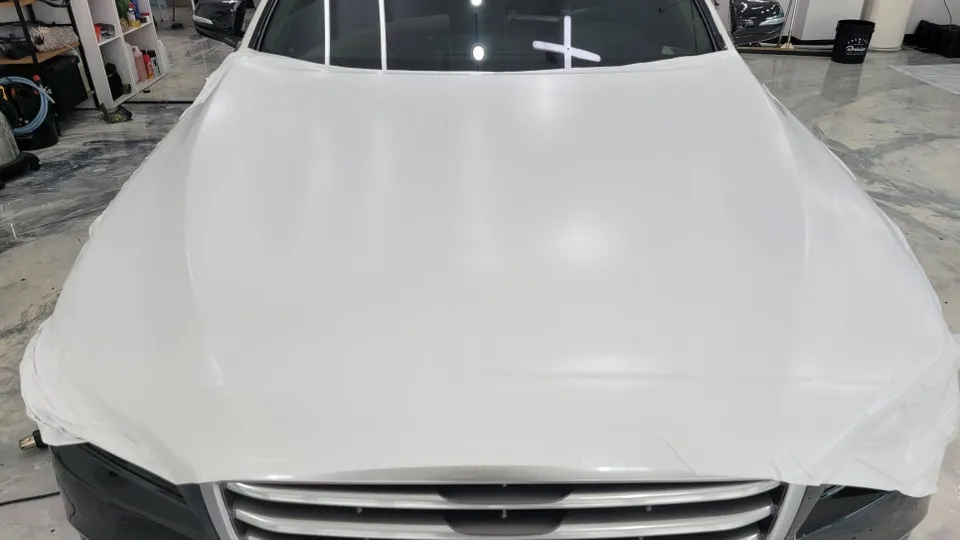 Genesis G80のカーラッピング事例｜サテンホワイトの部分施工 施工写真 4-1