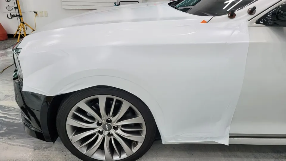 Genesis G80のカーラッピング事例｜サテンホワイトの部分施工 施工写真 3-2