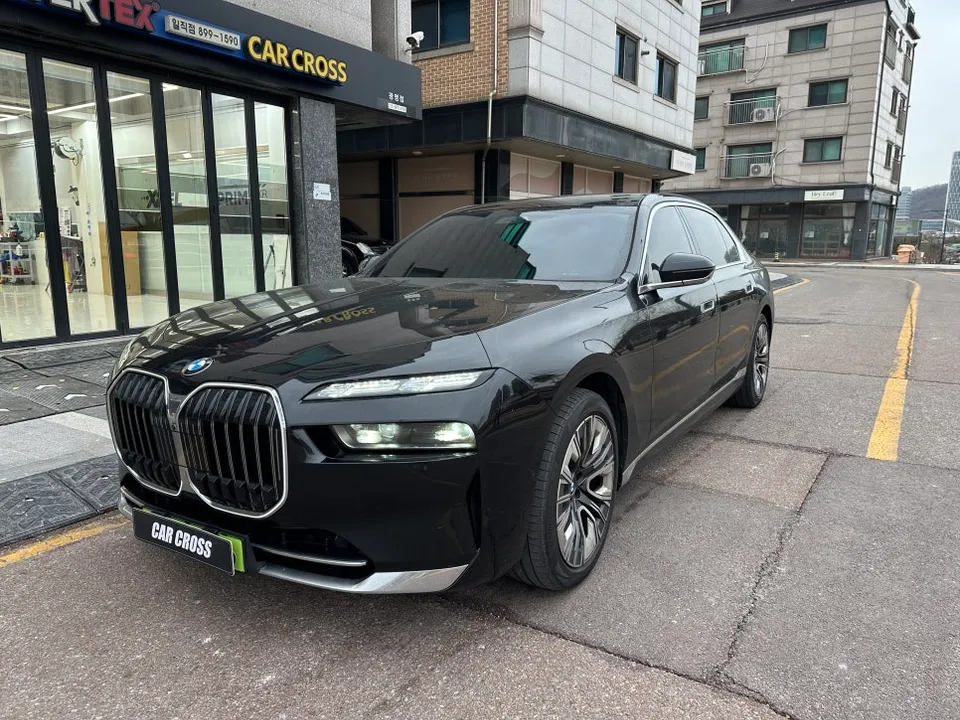 BMW 7 Series G11/G12のカーラッピング事例:クローム除去で漆黒の風格へ 施工写真 1-1