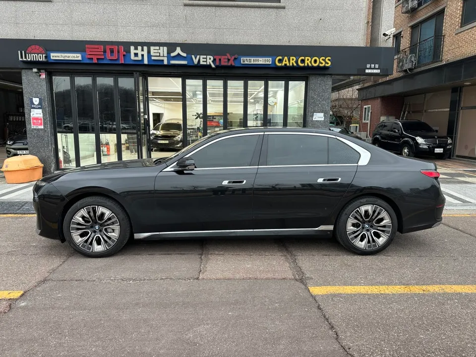 BMW 7 Series G11/G12のカーラッピング事例:クローム除去で漆黒の風格へ 施工写真 2-1