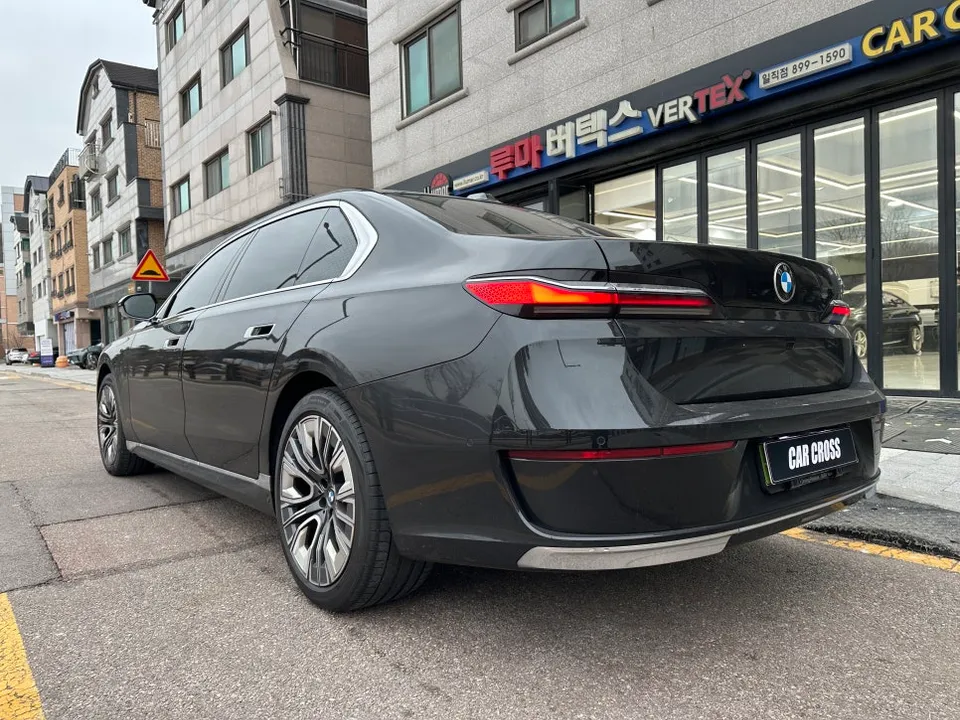 BMW 7 Series G11/G12のカーラッピング事例:クローム除去で漆黒の風格へ 施工写真 3-1