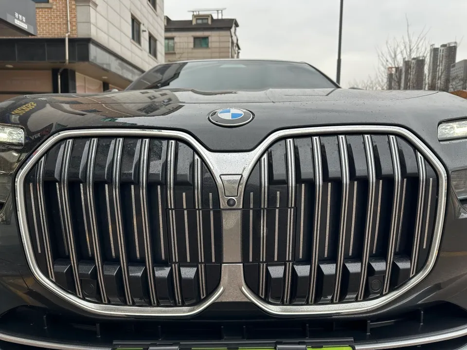 BMW 7 Series G11/G12のカーラッピング事例:クローム除去で漆黒の風格へ 施工写真 4-1