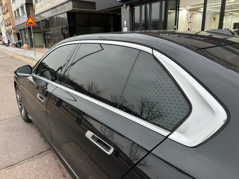BMW 7 Series G11/G12のカーラッピング事例:クローム除去で漆黒の風格へ 施工写真 2-2