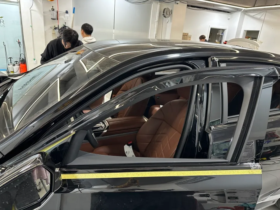 BMW 7 Series G11/G12のカーラッピング事例:クローム除去で漆黒の風格へ 施工写真 1-3