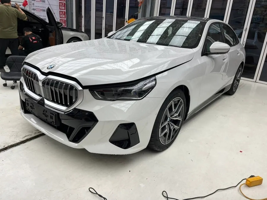 BMW 5 Series vinyl wrap - BMW 5 Series Vinyl Wrap Review: Sporty Chrome Delete photo 3