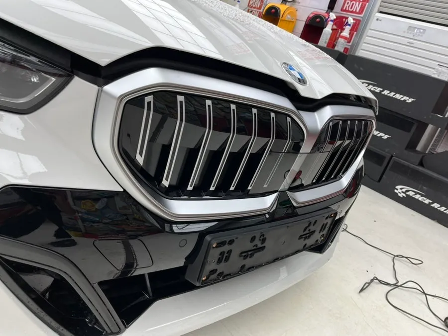 BMW 5 Series vinyl wrap - BMW 5 Series Vinyl Wrap Review: Sporty Chrome Delete photo 6