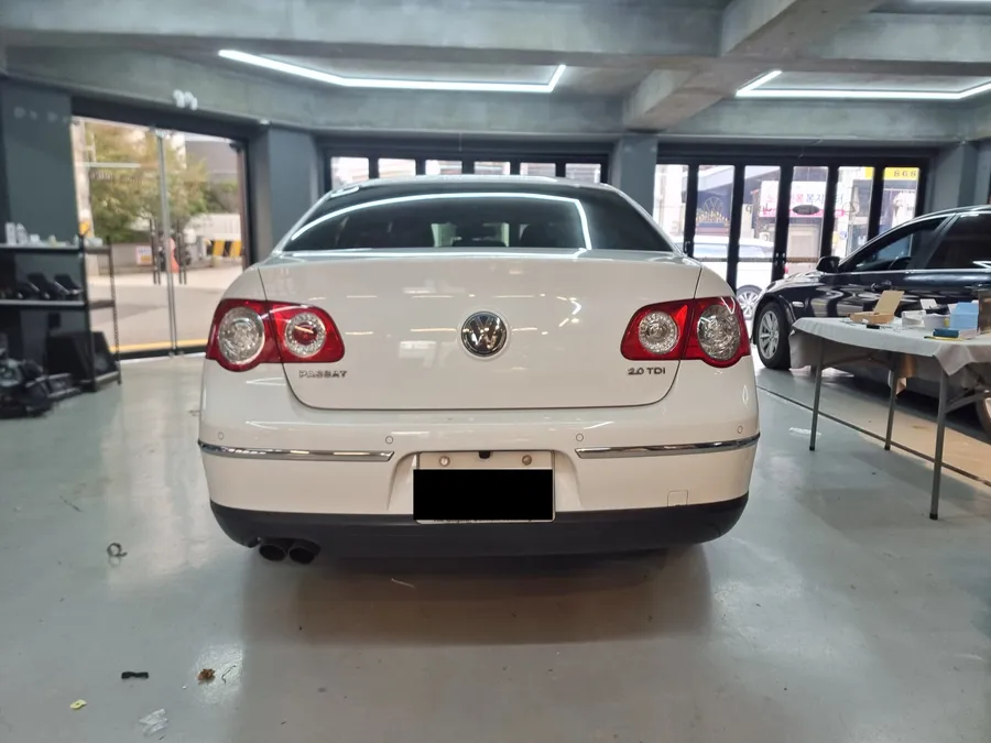 Volkswagen Passatのドライブレコーダー取付事例 施工写真 2-2