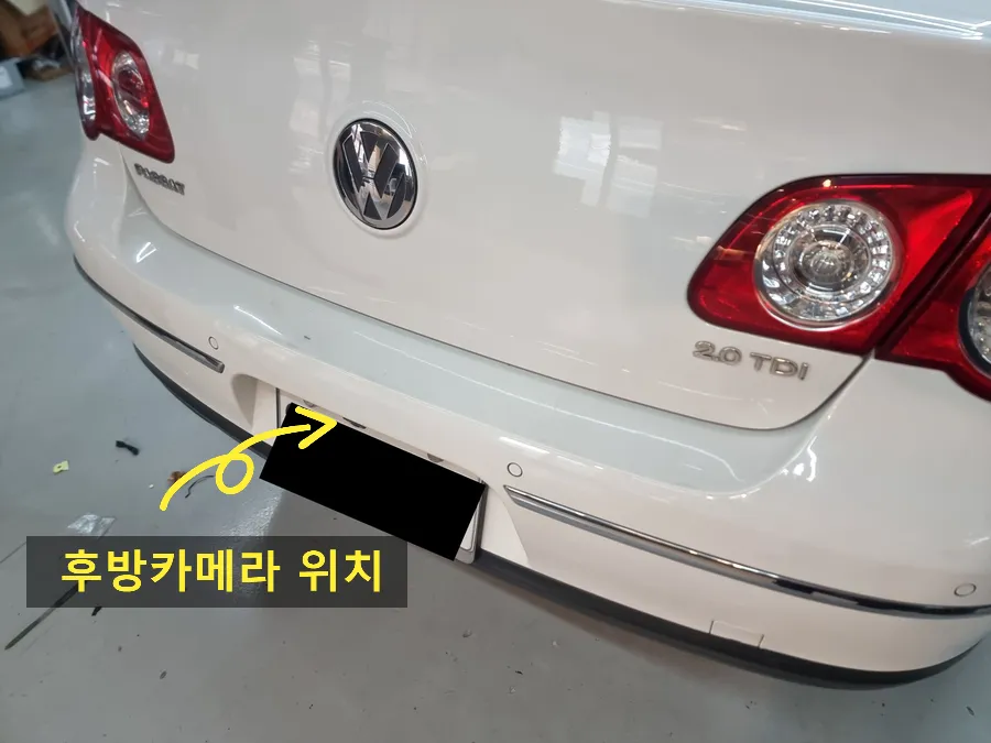 Volkswagen Passatのドライブレコーダー取付事例 施工写真 3-2