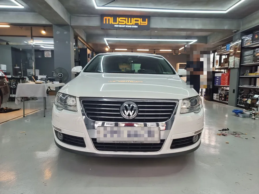 Volkswagen Passatのドライブレコーダー取付事例 施工写真 4-2