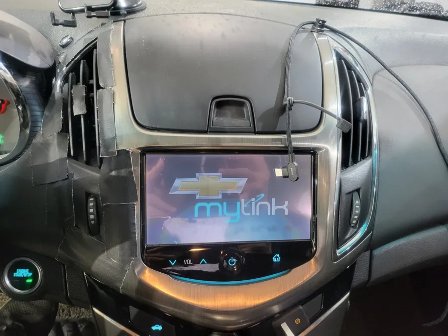 Chevrolet CruzeのAndroid Auto・CarPlay取付事例 施工写真 4-1