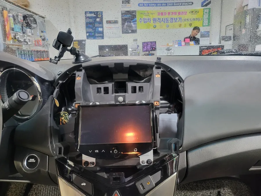 Chevrolet CruzeのAndroid Auto・CarPlay取付事例 施工写真 1-2